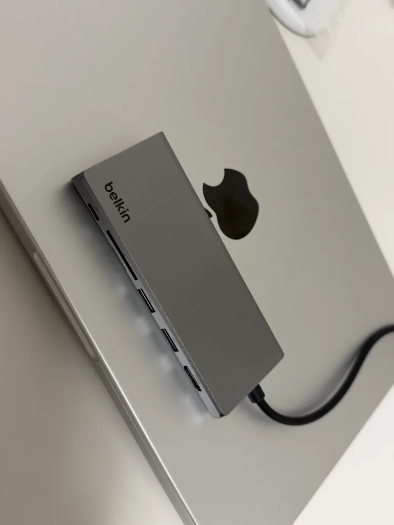 애플 맥북 위에 놓인 벨킨(Belkin) 브랜드의 회색 C타입 7in1 멀티 허브 어댑터